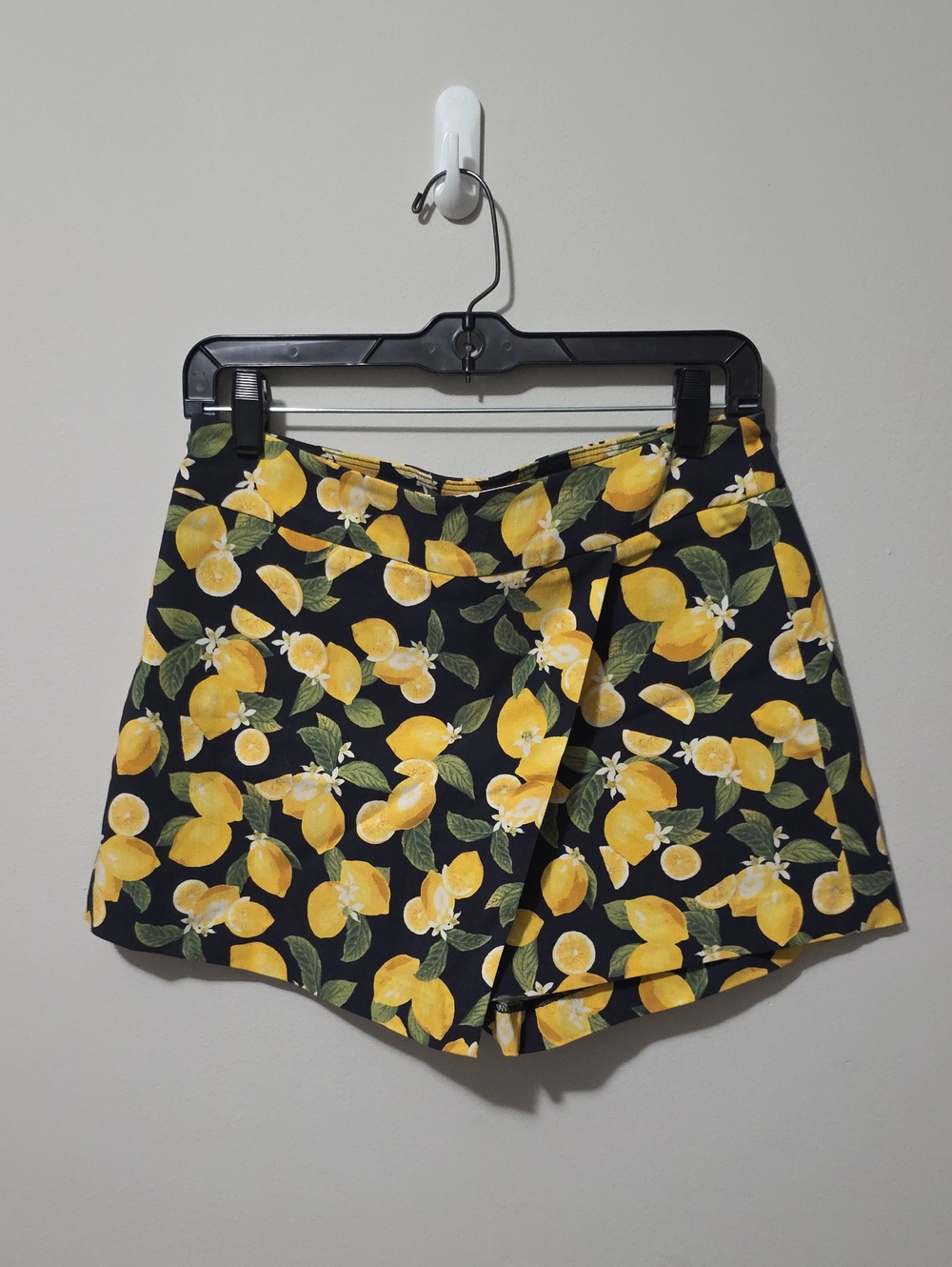 DailyLook Olivia Grey Lemon Print Faux Wrap Shorts, Skort Style Medium